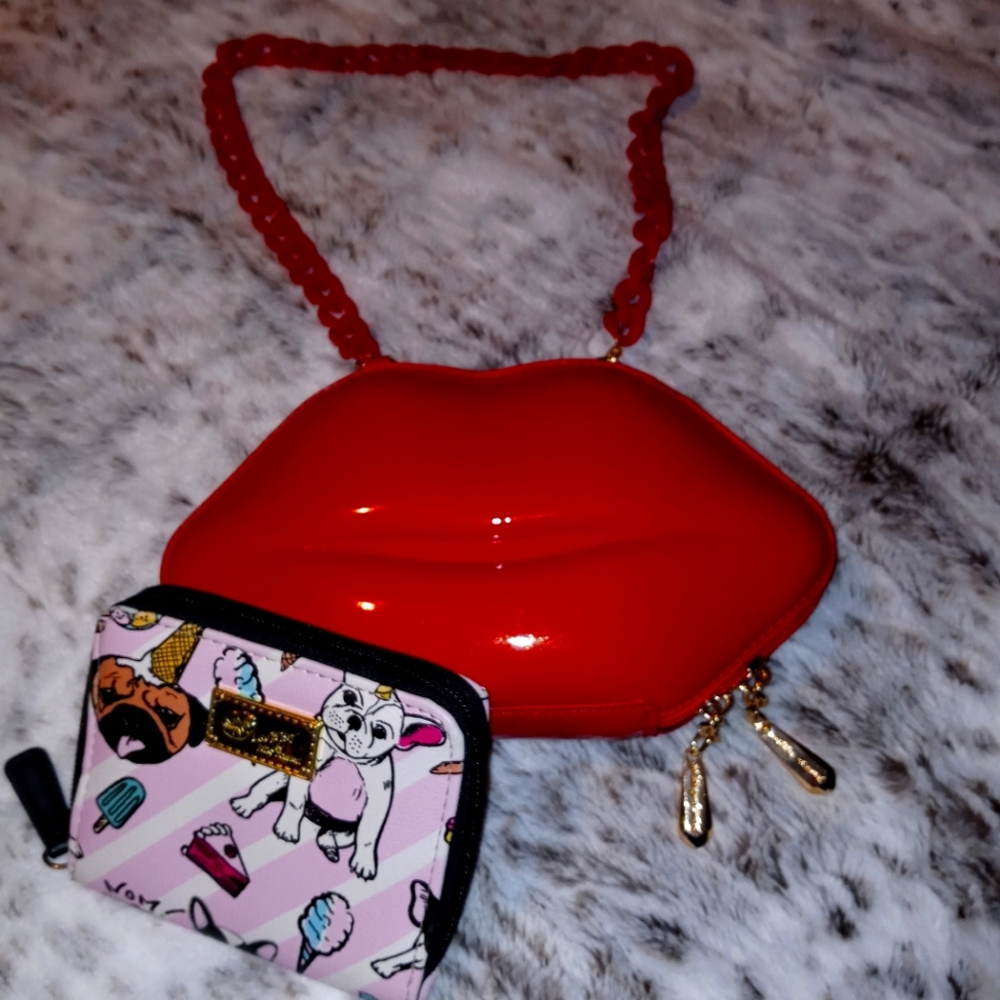 Yes please! Fun lips clutch and wallet lot